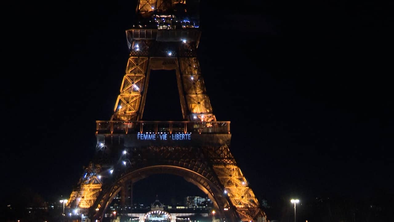 Beeld uit video: Eiffeltoren belicht in het teken van Iraanse protestbeweging