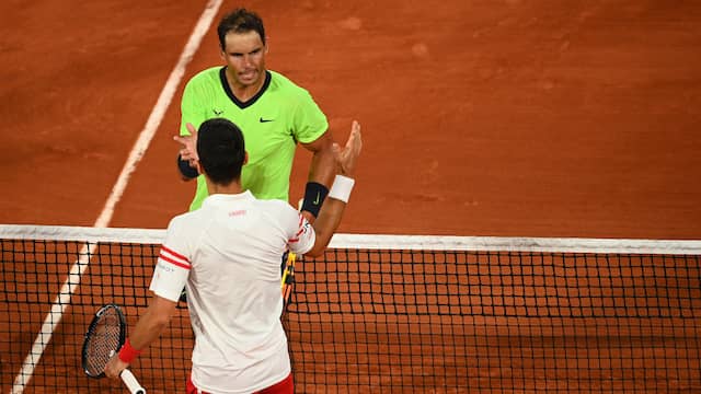 Novak Djokovic bezorgde Rafael Nadal zijn derde nederlaag ooit op Roland Garros.