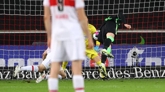 Wout Weghorst kopt al vallend de 0-2 binnen tegen VfB Stuttgart.