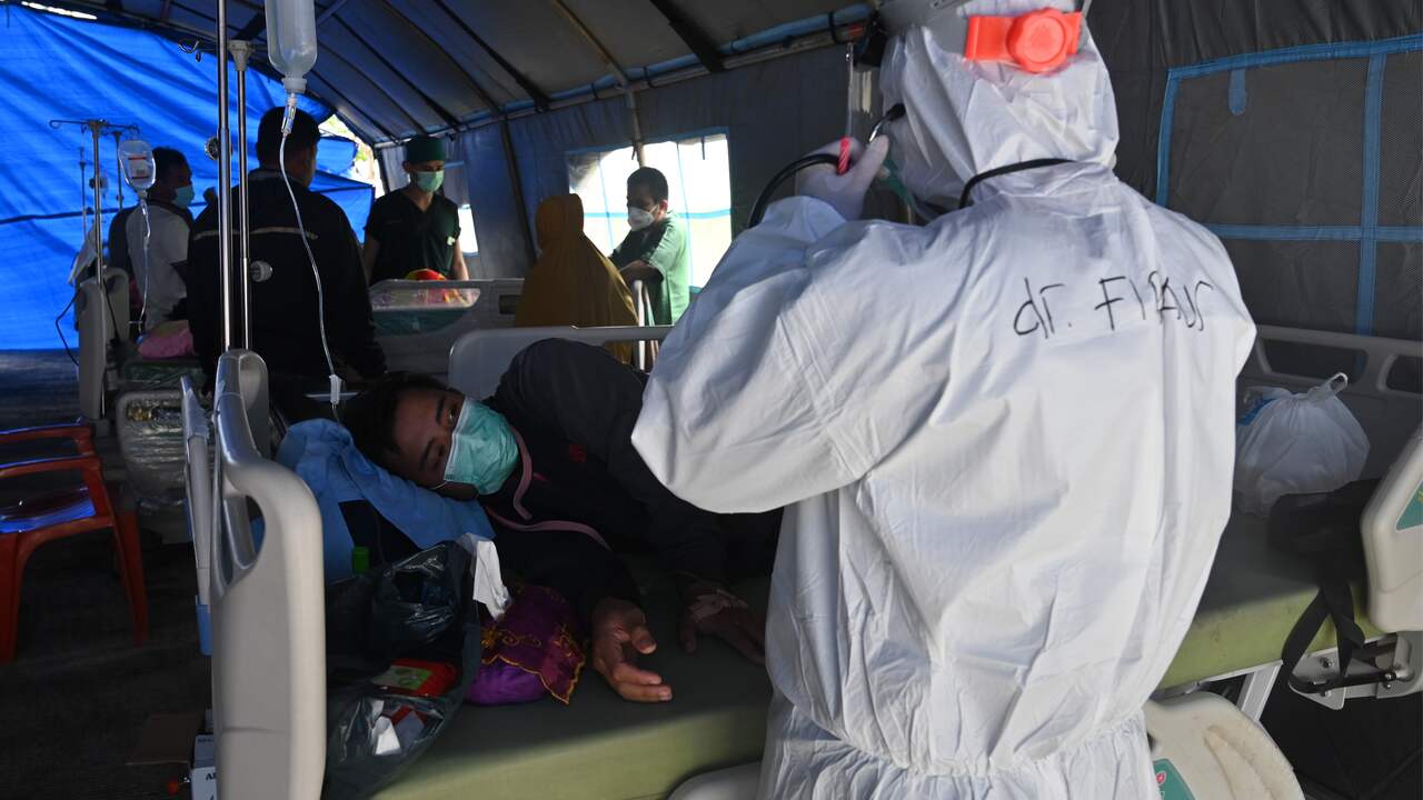 Doordat verschillende ziekenhuizen zijn ingestort of beschadigd, moeten dokters improviseren en slachtoffers behandelen in opgezette tenten.