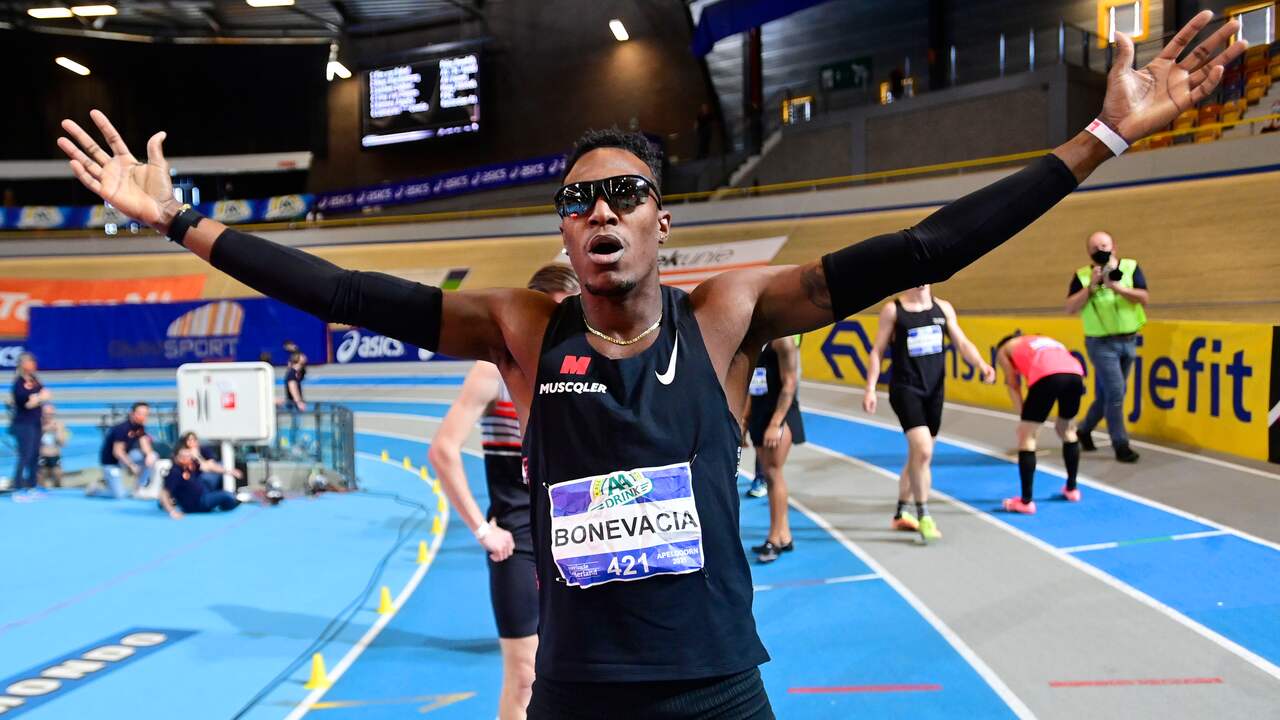 Liemarvin Bonevacia viert zijn Nederlandse titel en record op de 400 meter.