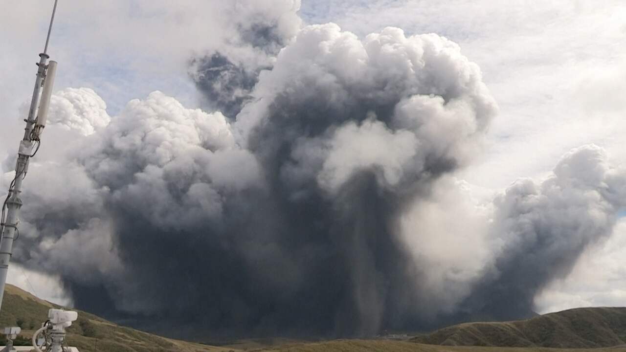 Beeld uit video: Enorme aswolken hangen boven Japanse vulkaan na uitbarsting