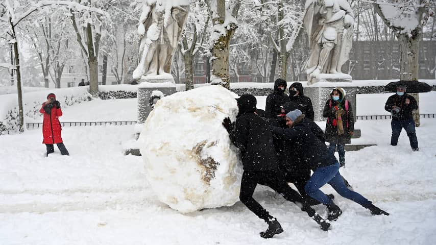 Vier doden door hevige sneeuwstorm in Spanje, talloze automobilisten vast