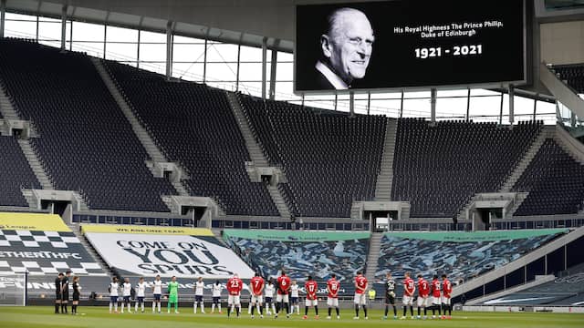 De spelers van Tottenham Hotspur en Manchester United stonden voorafgaand aan de wedstrijd stil bij het overlijden van prins Philip.