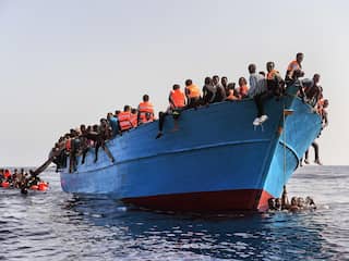 Wat gebeurt er met migranten die van zee worden gered?