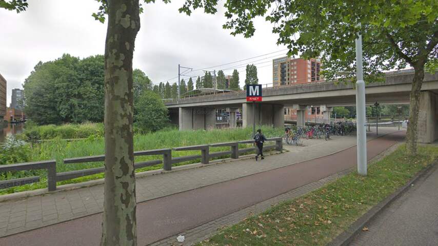 Man (24) overlijdt na val tussen metro en perron in Amsterdam
