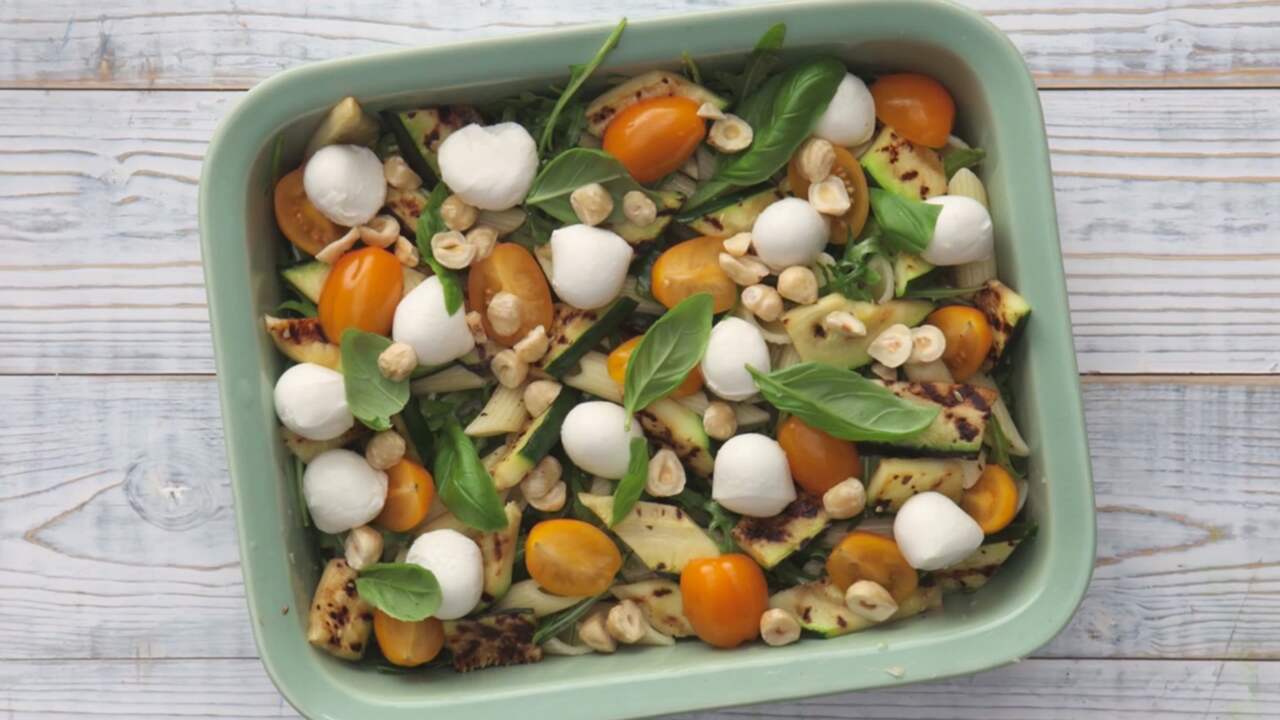 Zomerse pastasalade met courgette