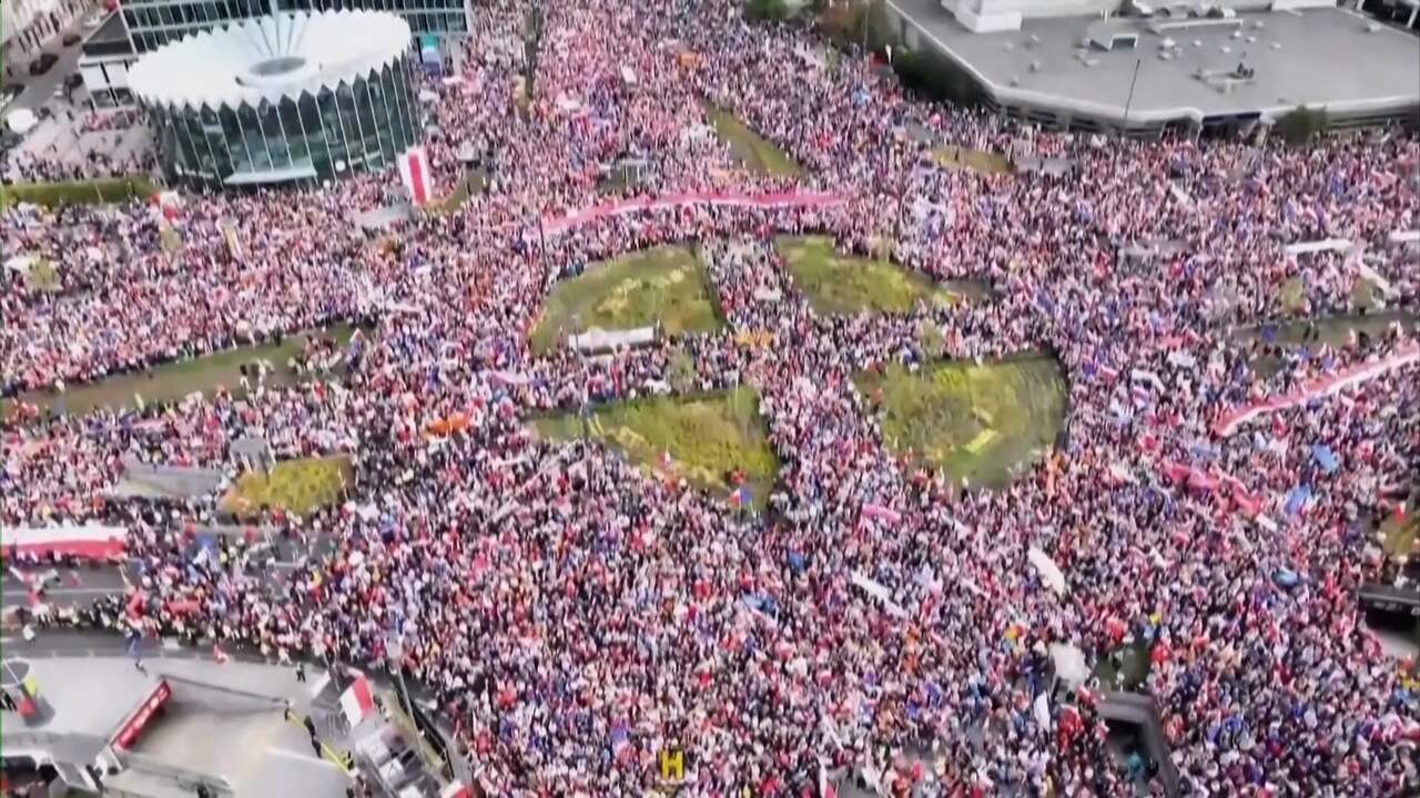 Beeld uit video: Honderduizenden demonstranten steunen oppositieleider Tusk in Polen