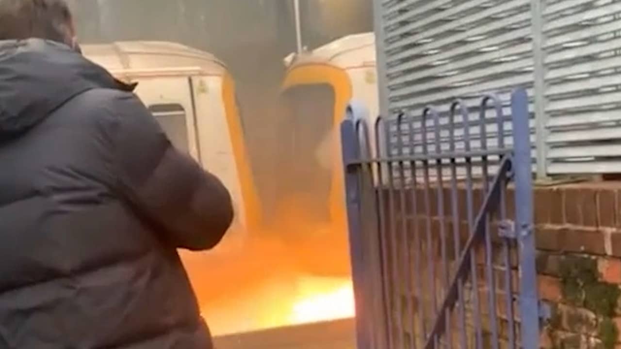 Beeld uit video: Vonken slaan uit brandende trein in Engeland