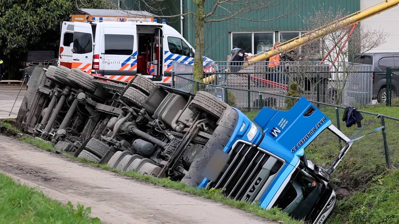 Beeld uit video: Vrachtwagen ligt op z'n kop in sloot in Simonshaven