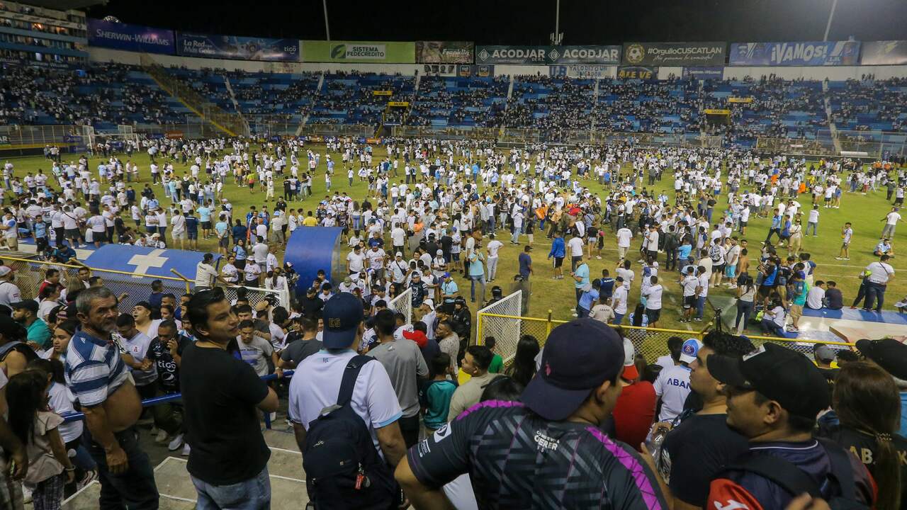 Beeld uit video: Doden en gewonden door stormloop bij voetbalstadion El Salvador