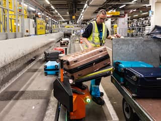 Schiphol ontlast bagagesjouwers met tilhulpen en robots
