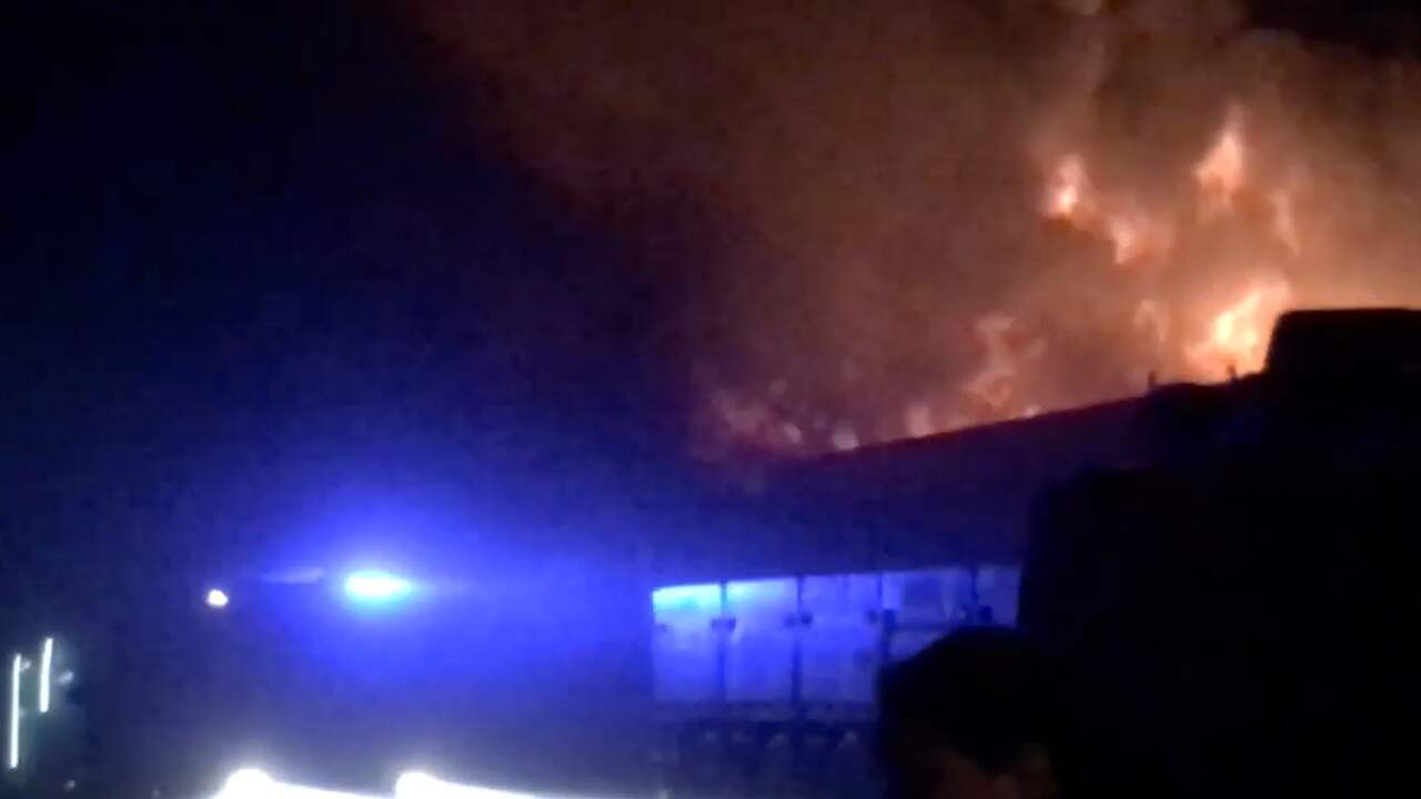 Brandweer bestrijdt grote brand in loods Boxmeer