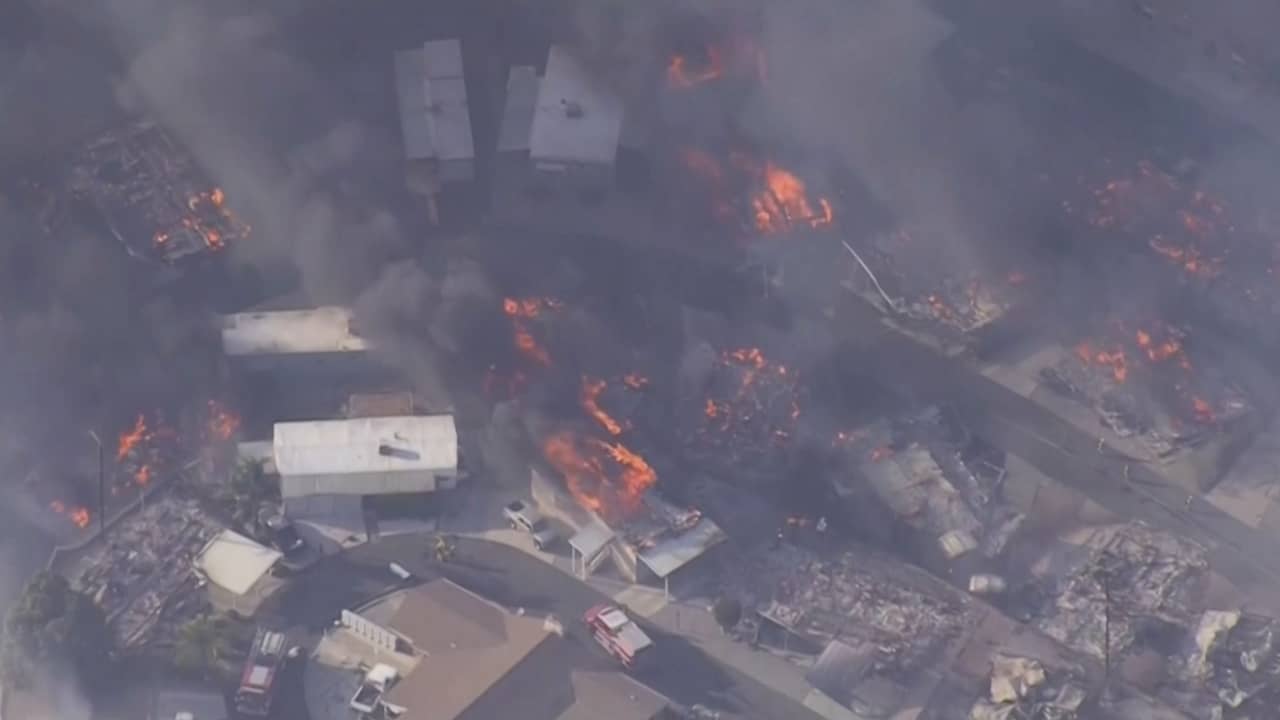 Beeld uit video: Woonwagenkamp in Californië gaat in vlammen op door bosbrand