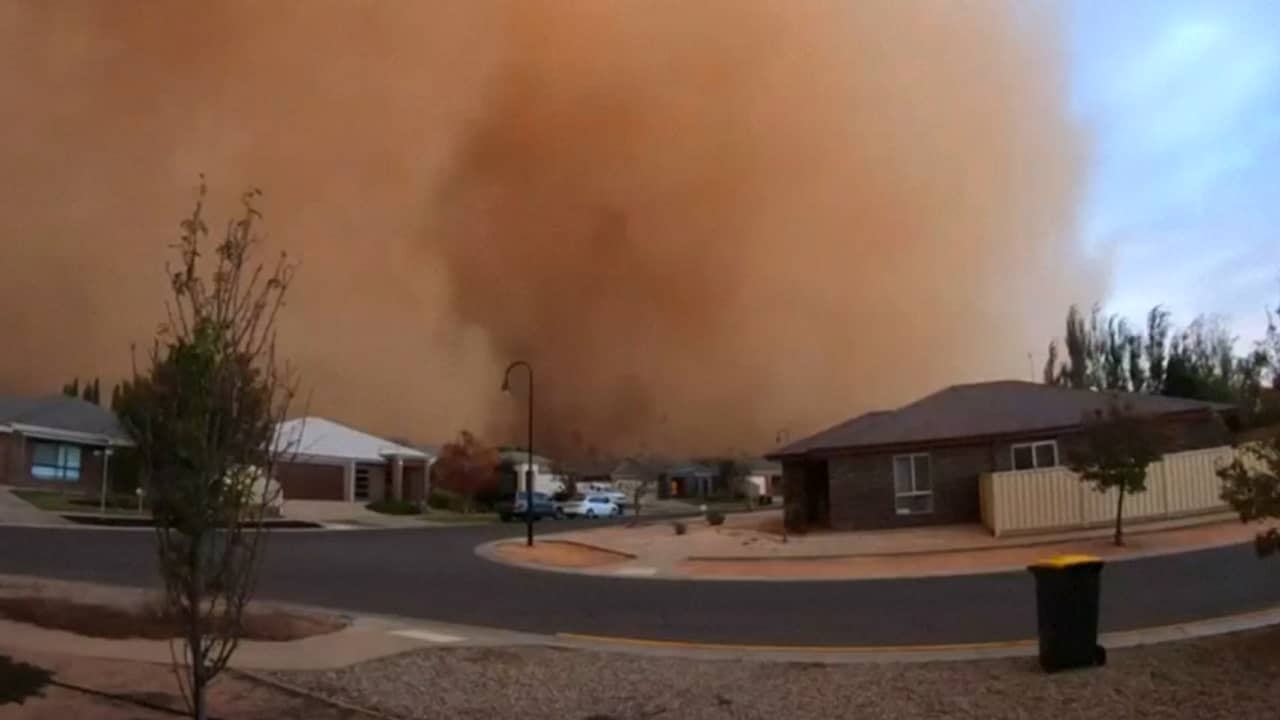 Stofstorm hult Australische woonwijk in duisternis
