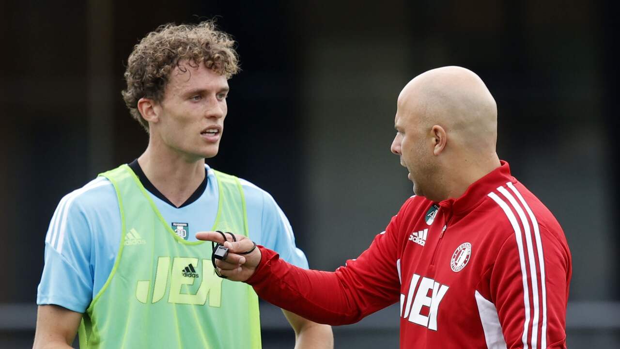 Arne Slot stond voor het eerst op het veld met zomeraanwinst Mats Wieffer.