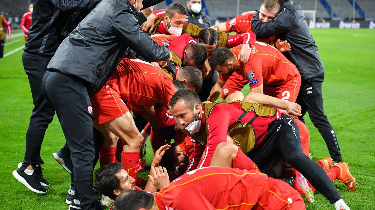 Dolle vreugde bij de spelers van Noord-Macedonië na de zege op Duitsland.