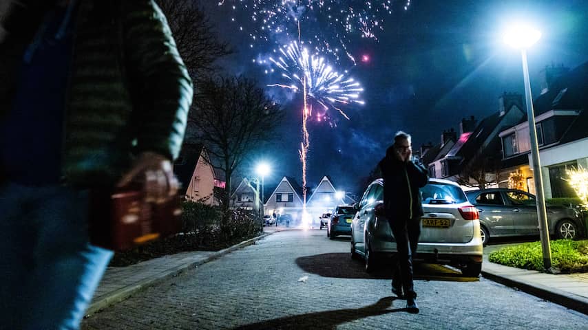 Nederland Luidt 2023 In Met Ouderwets Veel Vuurwerk, Ook Waar Dat Niet ...