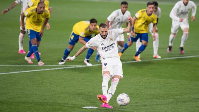 Karim Benzema scoorde namens Real Madrid twee keer tegen Cádiz.