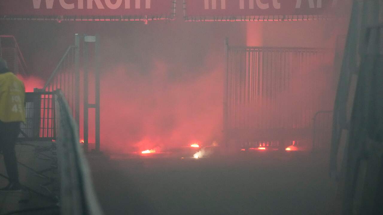 De supporters die het stadion binnendrongen gooiden met vuurwerk.