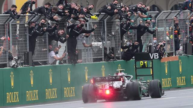 Feest bij Mercedes na de zege van Valtteri Bottas op Istanbul Park.