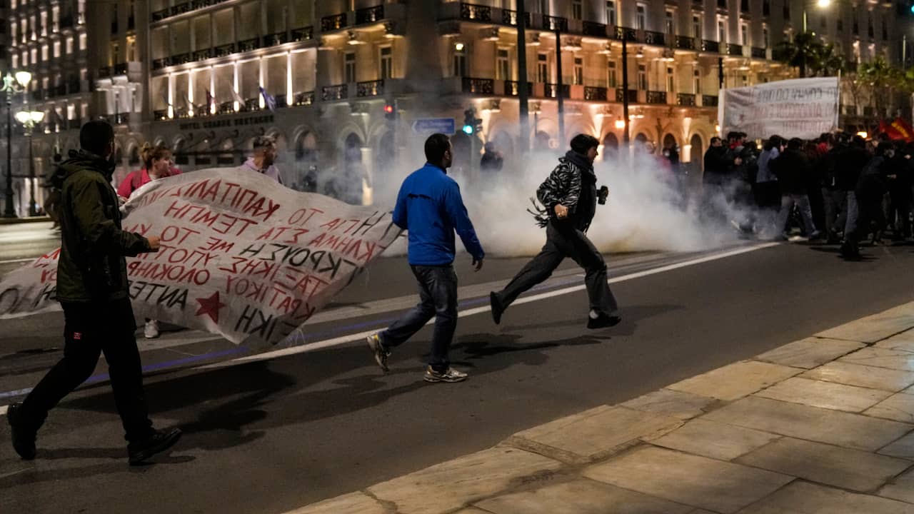 Beeld uit video: Hevige protesten bij hoofdkantoor Grieks spoorbedrijf na treinongeluk