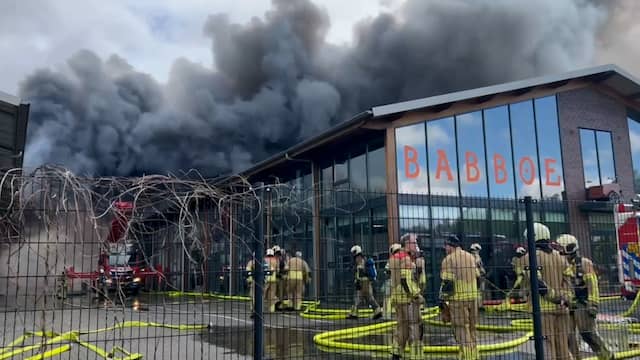 Enorme brand woedt in Amersfoortse loods