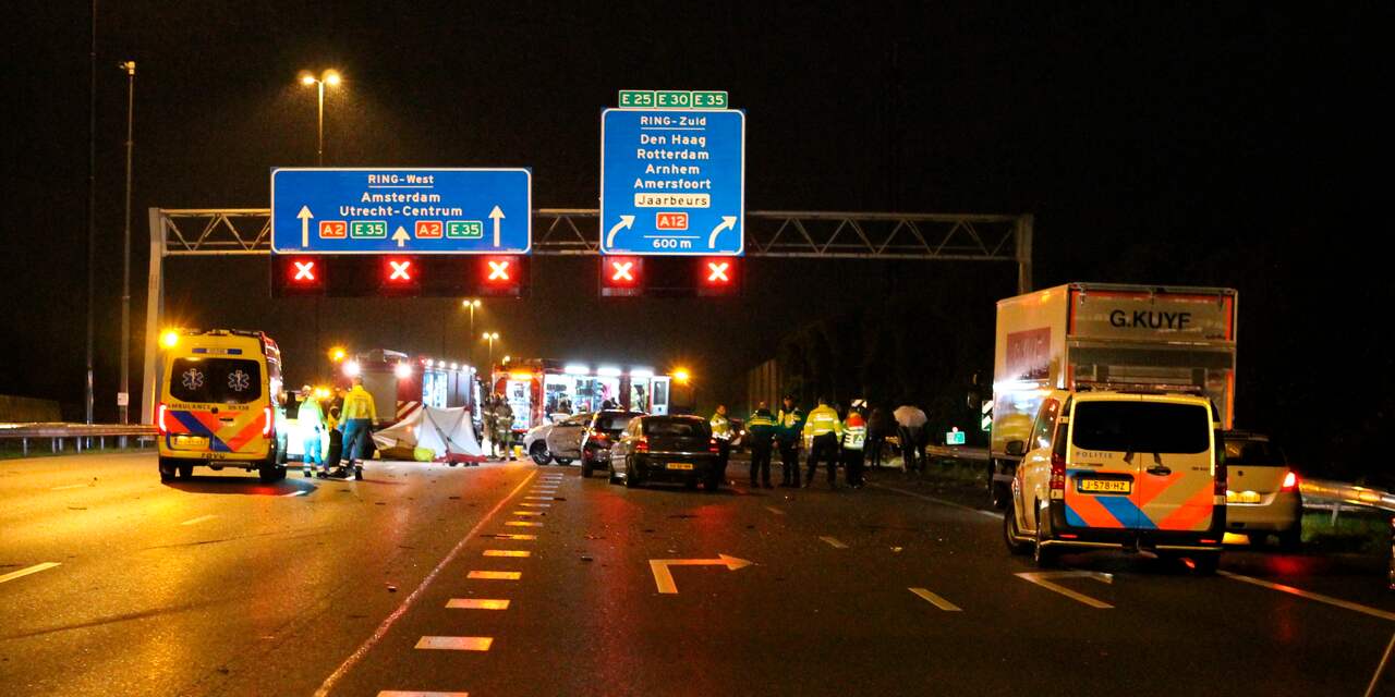 Dode bij zware aanrijding op A2 bij Nieuwegein, meerdere auto's betrokken