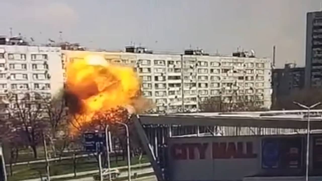 Beeld uit video: Oekraïense flat vliegt in brand na Russische raketaanval