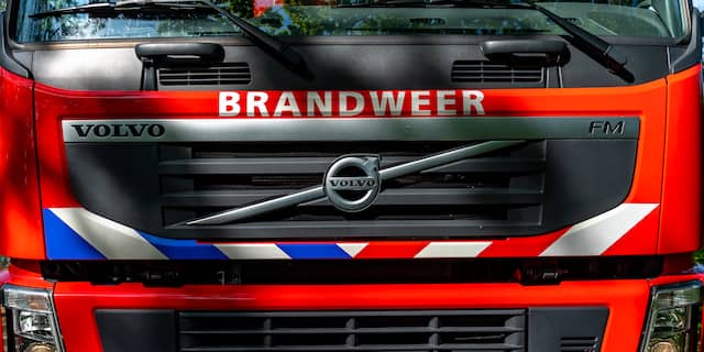 Trekker met mais vat rijdend vlam en brandt volledig uit bij Zwolle