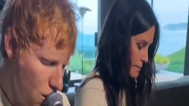Beeld uit video: Ed Sheeran en Courteney Cox hinten op samenwerking