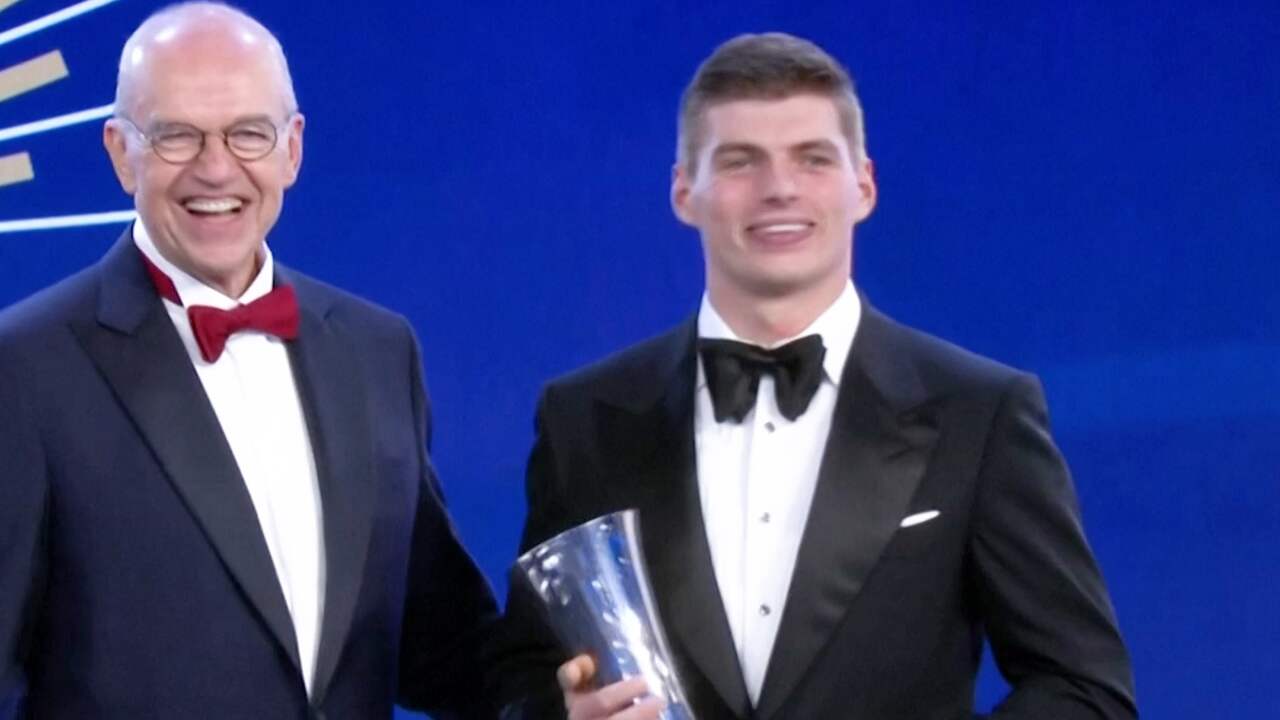Max Verstappen neemt prijzen in ontvangst tijdens FIA-gala