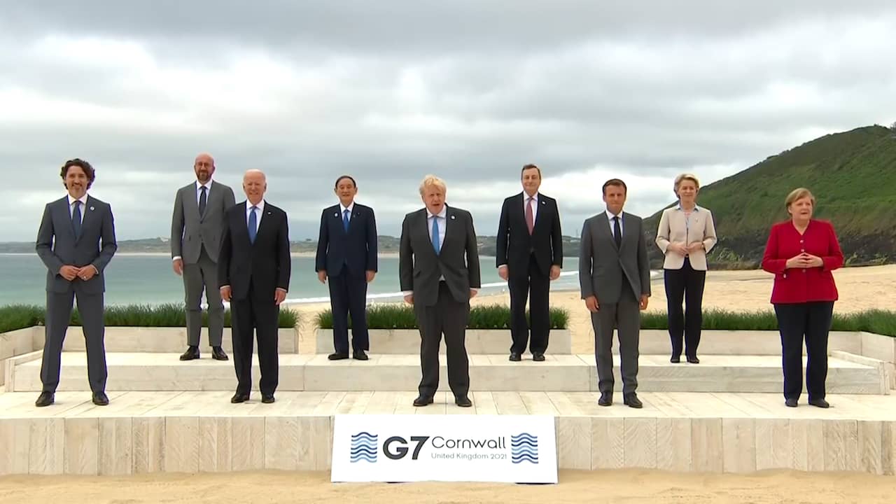 Beeld uit video: Leiders G7 voor fotomoment op strand in Cornwall