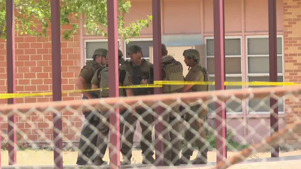 Beeld uit video: Grote politiemacht bij school in Texas na dodelijke schietpartij