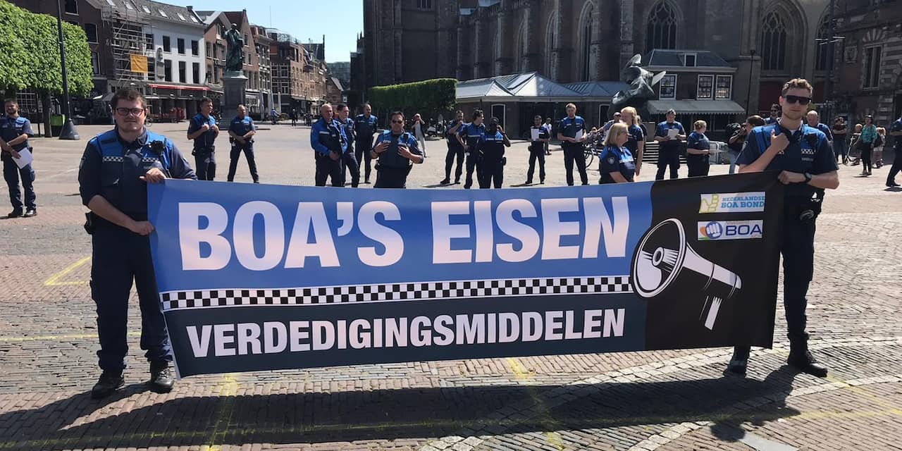 Boa's protesteren op Grote Markt in Haarlem voor betere bewapening