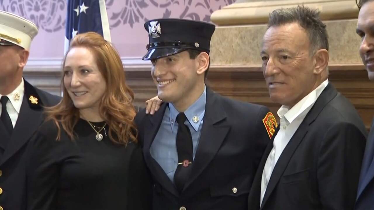 Zoon van Bruce Springsteen in Jersey City ingezworen als brandweerman