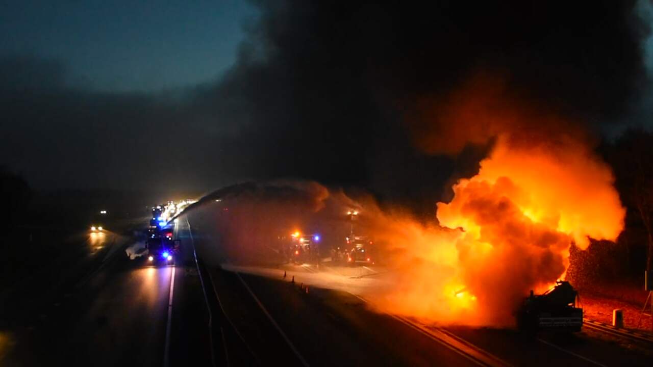 Beeld uit video: Brandweer blust brandende kraanwagen op snelweg in Friesland