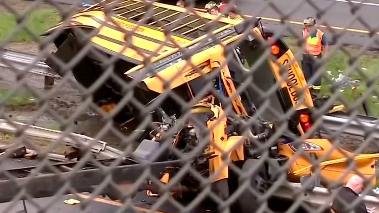 Beeld uit video: Twee doden na ongeval met schoolbus in VS, ravage op snelweg
