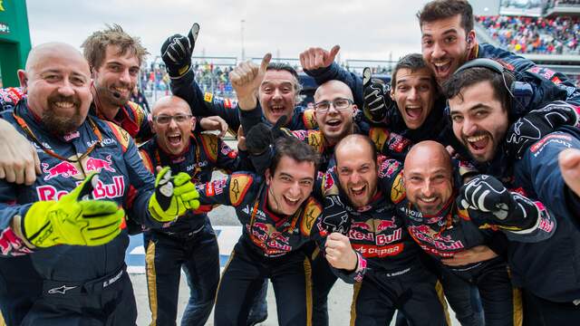 Feest bij de monteurs van Toro Rosso na de vierde plaats van Max Verstappen in Austin.