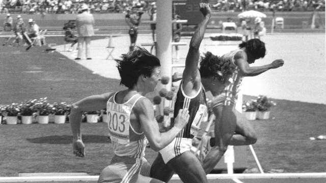 Els Vader finisht als derde tijdens de series van de 100 meter op de Spelen in Los Angeles.
