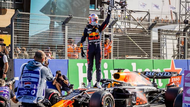 Verstappen ging zelfs op zijn Red Bull staan.