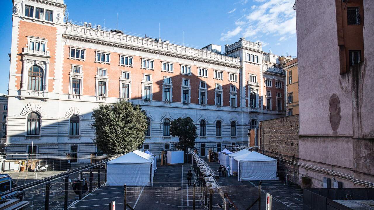 Speciaal voor positief geteste stemmers was een drive-throughstemlokaal ingericht op de parkeerplaats van het parlementsgebouw in Rome. In totaal mogen 1.009 volksvertegenwoordigers hun stem uitbrengen.