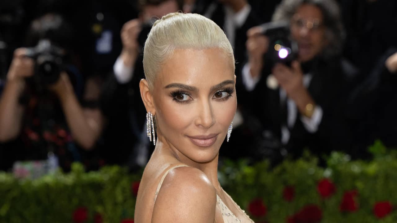 Waarom de sekstape van Kim Kardashian na 15 jaar weer volop in het nieuws  is | Achterklap | NU.nl