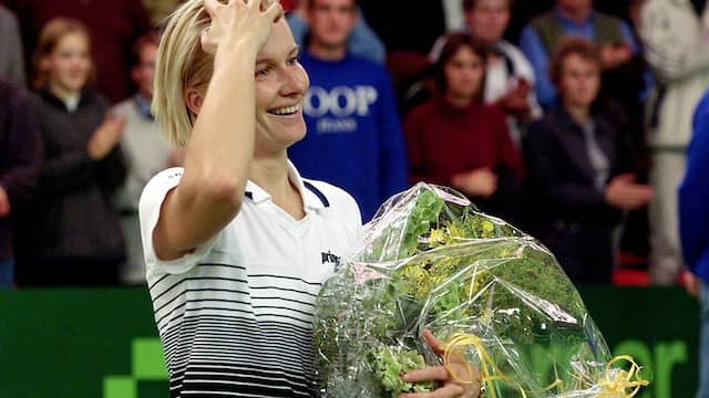 Novotna stopte in 1999