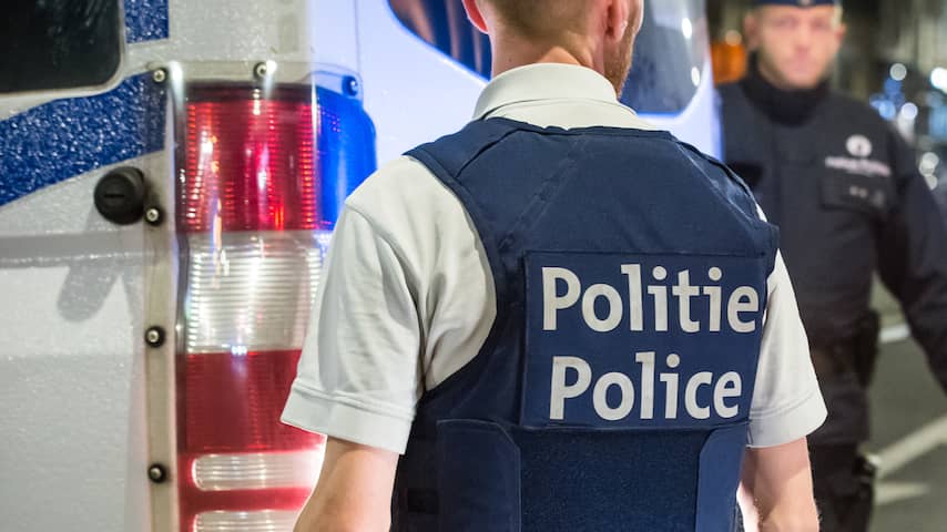 Groep migranten bestormt Belgische politie tijdens controle