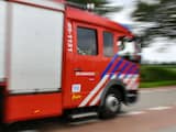 Brandweer blust vuur op bootje in Laakhaven, persoon gecontroleerd op ademhalingsproblemen