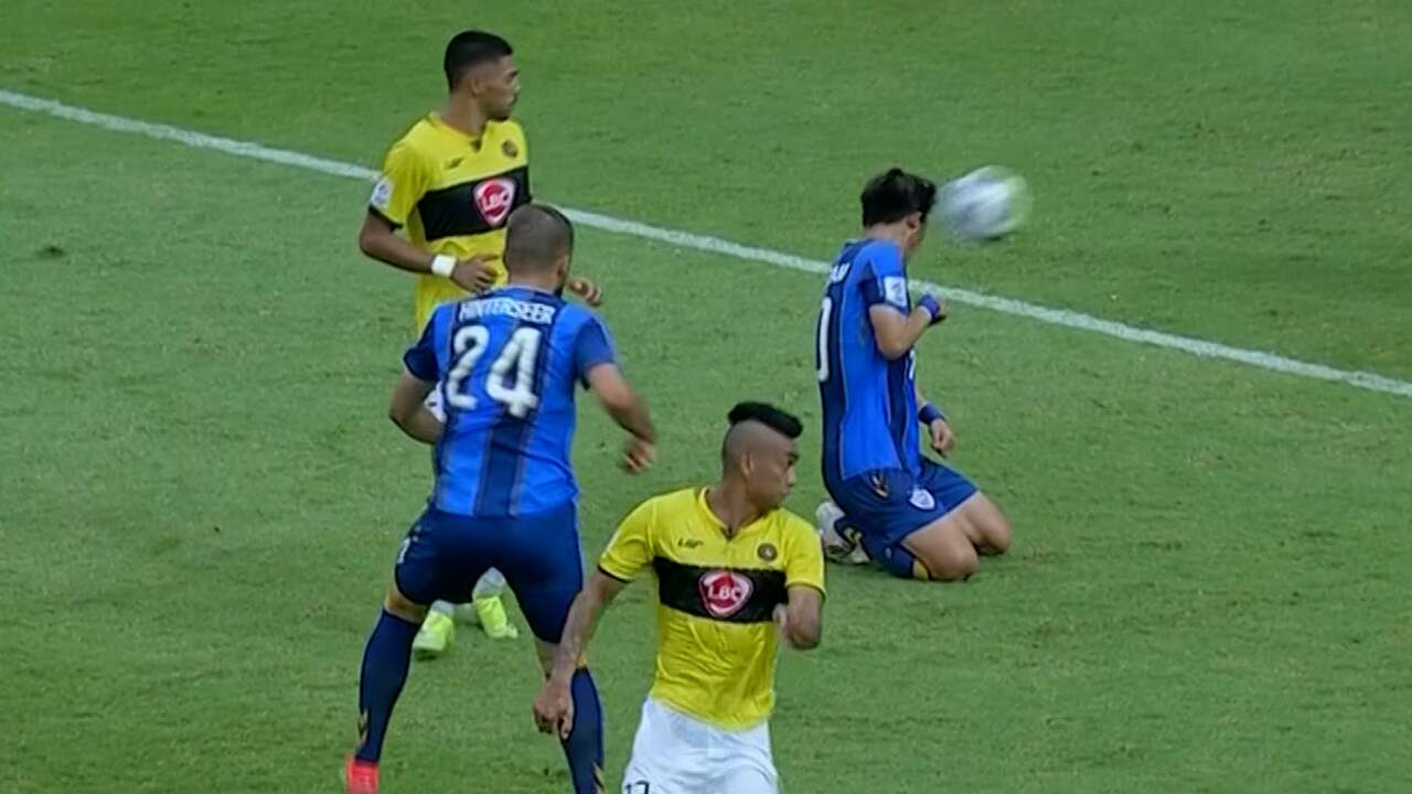Beeld uit video: Zuid-Koreaanse voetballer scoort op pijnlijke wijze met gezicht