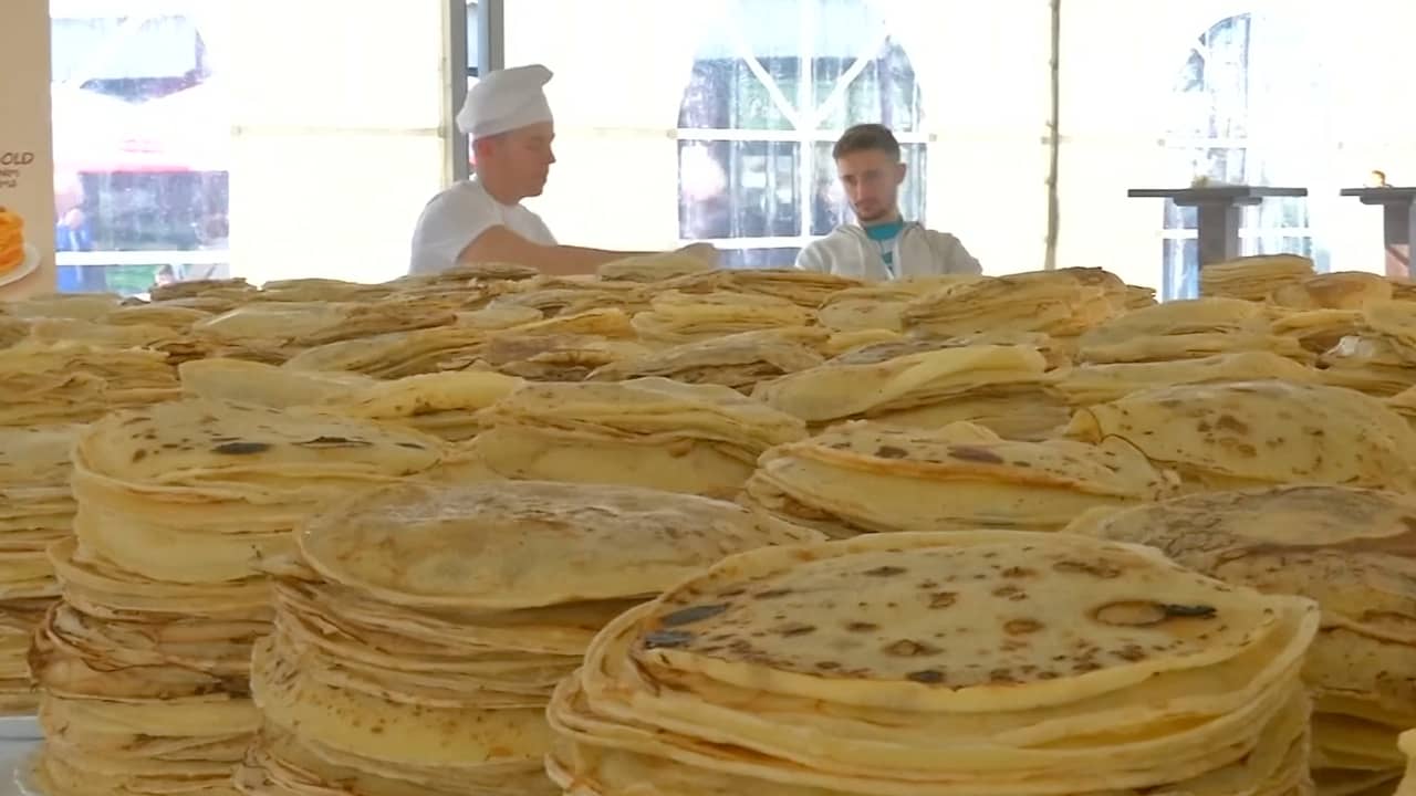 Beeld uit video: Koks bakken 14.186 pannenkoeken in Bosnië