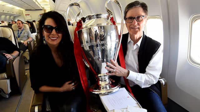 John W. Henry en zijn vrouw Linda met de in 2019 door Liverpool gewonnen Champions League-trofee.