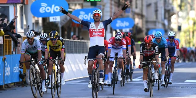 Belg Stuyven verrast favorieten in Milaan-San Remo, Van der Poel vijfde |  NU - Het laatste nieuws het eerst op NU.nl